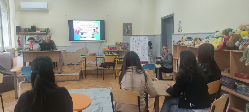 БЪДЕЩИ ПЕДАГОЗИ СЕ ЗАПОЗНАХА С ПРАКТИЧЕСКИТЕ ПРИЛОЖЕНИЯ НА ДАК В ПРИОБЩАВАЩОТО ОБРАЗОВАНИЕ - голяма снимка